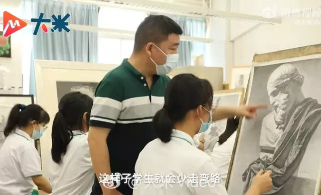 美術老師憑6指獲獎270餘項助百名學子圓大學夢。影片截圖