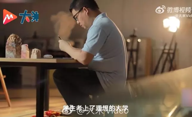 美術老師憑6指獲獎270餘項助百名學子圓大學夢。影片截圖