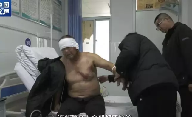 聽障男子目睹鄉鄰被捲進農耕機徒手救人，被絞斷左腿仍喊「不後悔」。影片截圖