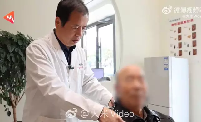 夫婦因聽障女兒深感助聽器驗配重要性，20年來為上萬人調試助聽器助重新聽見聲音。影片截圖