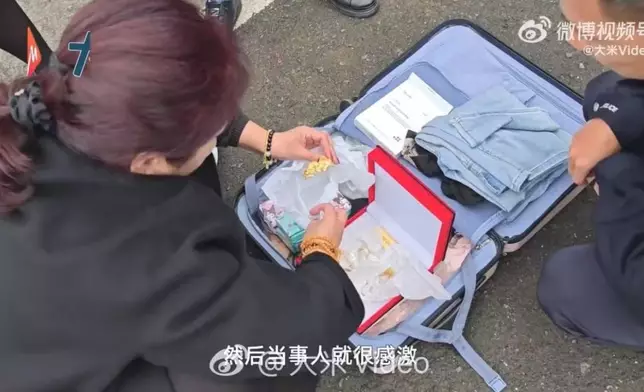 婦人駕車給女兒送逾30萬（人民幣）嫁妝遺落高速上 ，警員跨百公里助尋回。影片截圖