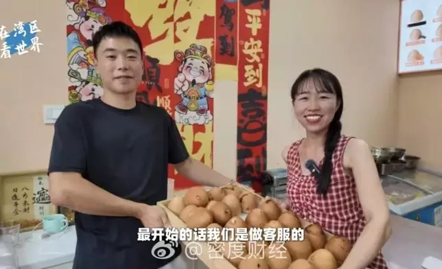 情侶辭職創業賣饅頭，3年賣出300萬個饅頭年入逾百萬人民幣。影片截圖