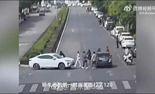 女子遭私家車撞倒捲入車底獲逾20名熱心民眾合力抬車救出送醫。影片截圖