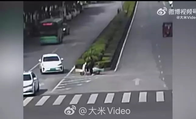 女子遭私家車撞倒捲入車底獲逾20名熱心民眾合力抬車救出送醫。影片截圖