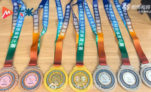 教師駐守大山開設「無人機課」，7年來帶30餘名學生奪全國冠軍。影片截圖