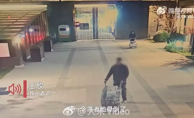 中年男子小區門口昏倒獲2名物業人員跪地接力施CPR救回一命。影片截圖