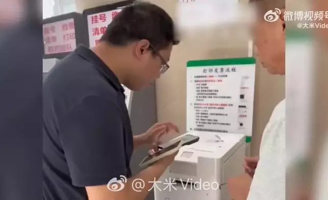 程序員轉行做陪診師1年服務逾2000人，還組義工隊免費為需要人士陪診。影片截圖