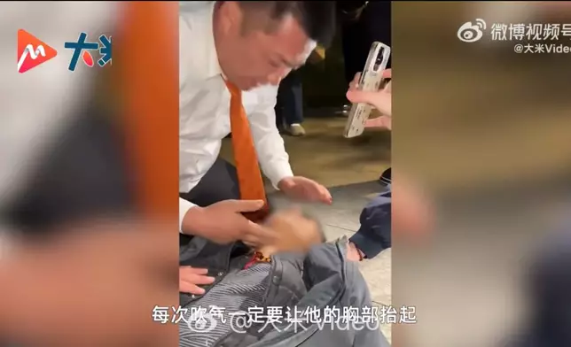 中年男子小區門口昏倒獲2名物業人員跪地接力施CPR救回一命。影片截圖