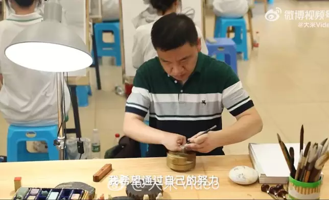 美術老師憑6指獲獎270餘項助百名學子圓大學夢。影片截圖