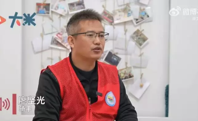 男子從事社區團購工作，7年堅持送貨上門還義務為獨居長者買藥修理家電。影片截圖