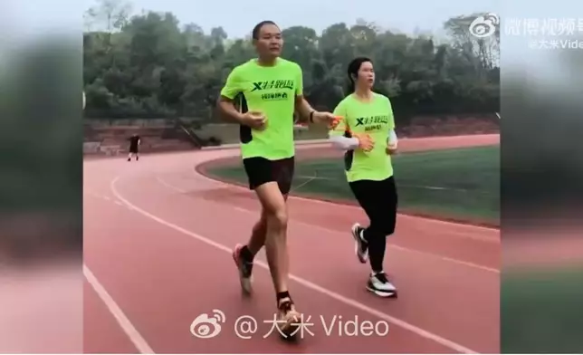人妻陪視障丈夫跑步2年挑戰全馬「同時衝線」感動全場。影片截圖