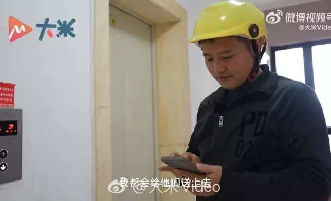 男子從事社區團購工作，7年堅持送貨上門還義務為獨居長者買藥修理家電。影片截圖