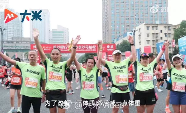 人妻陪視障丈夫跑步2年挑戰全馬「同時衝線」感動全場。影片截圖