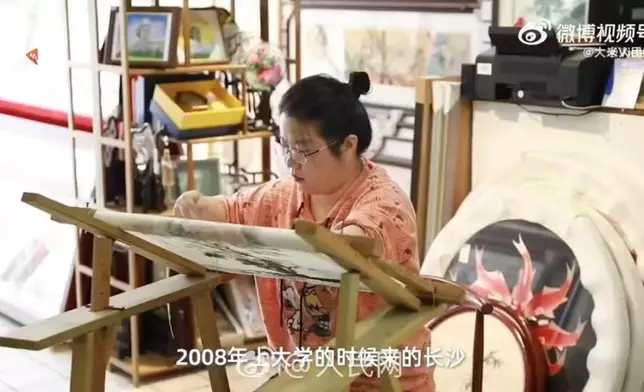 獨臂繡娘用嘴劈線拉針學湘繡，並免費培訓上千殘友助重拾尊嚴。影片截圖
