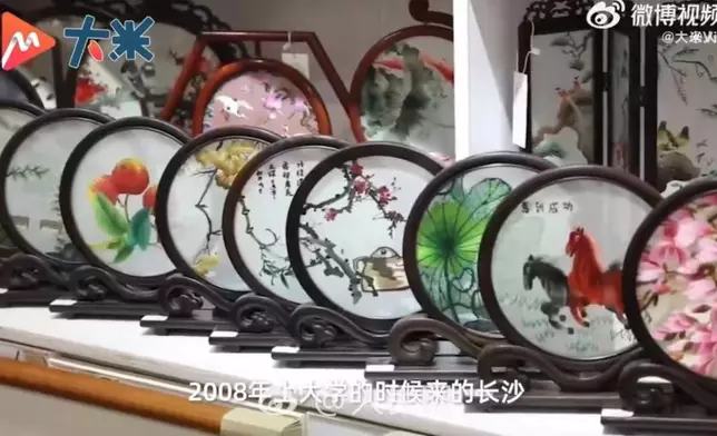 獨臂繡娘用嘴劈線拉針學湘繡，並免費培訓上千殘友助重拾尊嚴。影片截圖