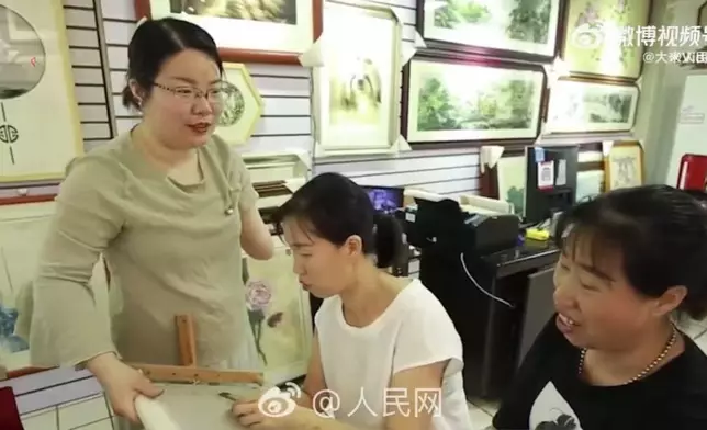 獨臂繡娘用嘴劈線拉針學湘繡，並免費培訓上千殘友助重拾尊嚴。影片截圖