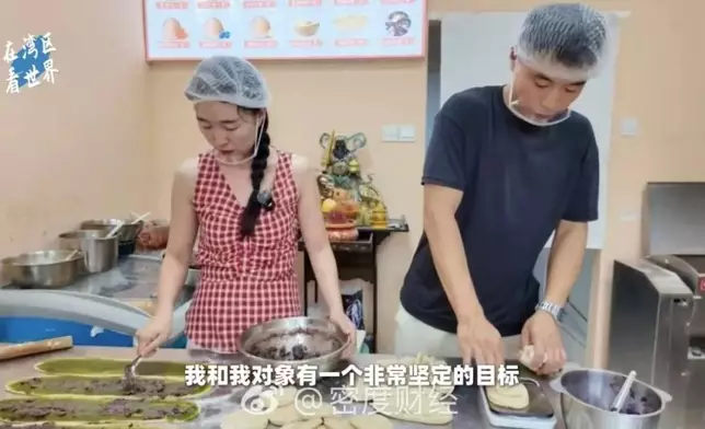 情侶辭職創業賣饅頭，3年賣出300萬個饅頭年入逾百萬人民幣。影片截圖