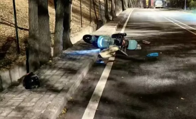 男子醉酒執意騎車歸家摔倒撞路緣致頭部受重創不治。影片截圖