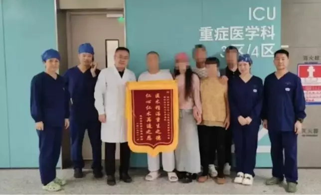 男子誤飲200ml腐蝕性化學品7小時內心臟驟停26次，幸經搶救奇蹟生還。影片截圖