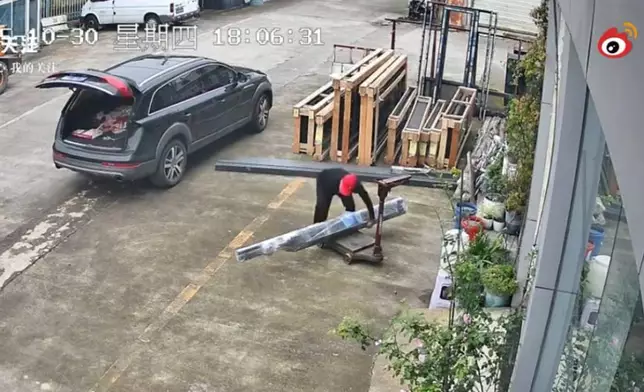 男子駕奧迪Q7偷鋁材遭店主抓包拔腿逃跑，翌日落網。影片截圖