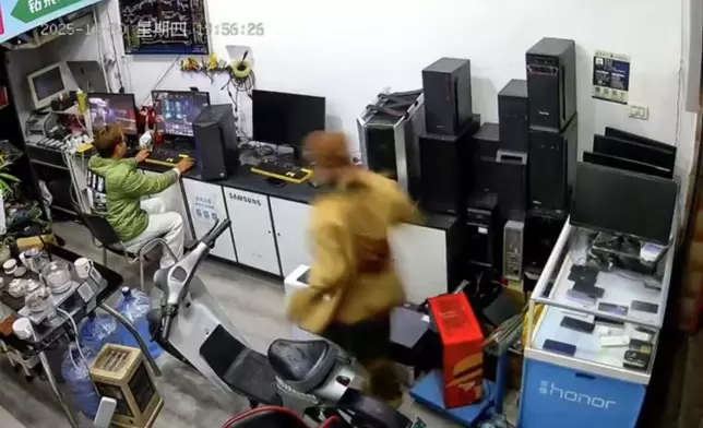 男子在網吧打機太專注突遭陌生人抱頭強吻嚇傻。影片截圖