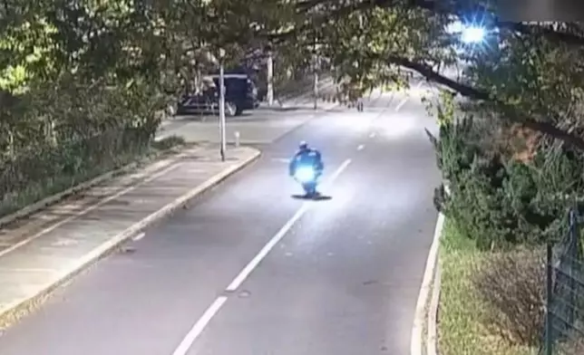 男子醉酒執意騎車歸家摔倒撞路緣致頭部受重創不治。影片截圖