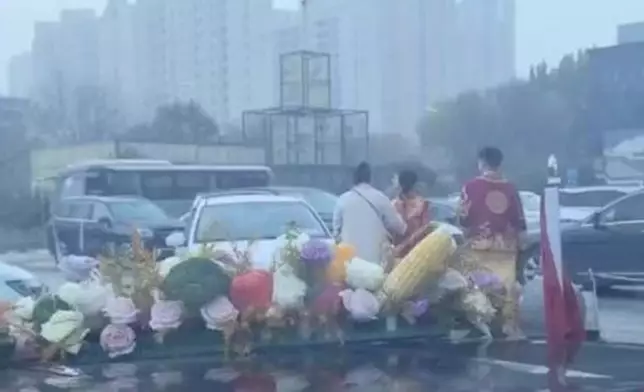 新人婚車遭攔截索50條「喜煙」，因拒絕妥協被迫棄車離場。影片截圖