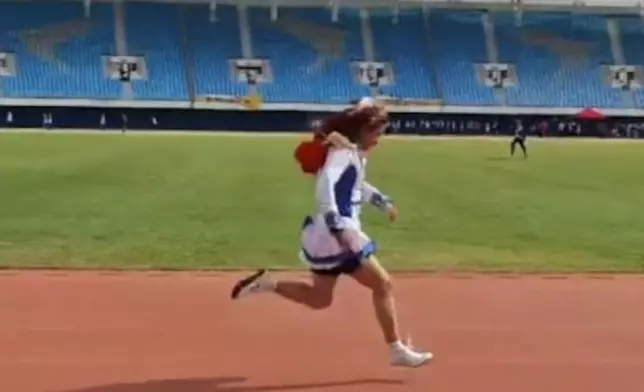 男學生校運會戴假髮著裙跑步奪冠卻遭學校指不符體育精神取消成績。影片截圖