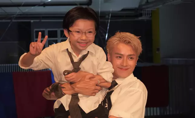 AK與年僅8歲的小主角Ethan