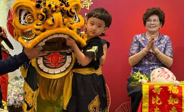 日前在嫲嫲的80歲壽宴上表演舞獅助興。