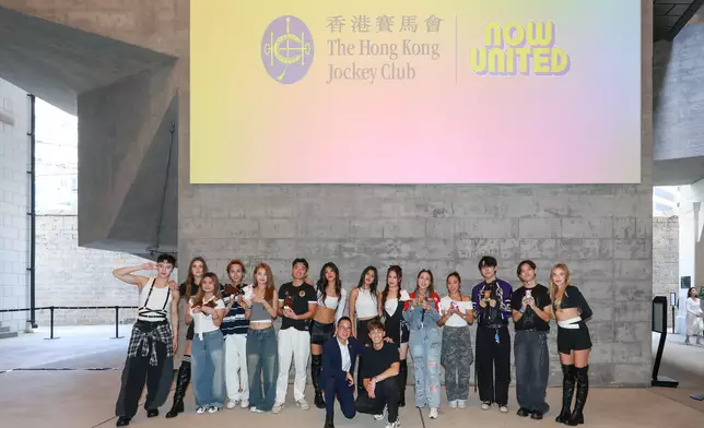 國際流行音樂組合Now United、香港賽馬會客戶策略、體驗及創新事務執行總監侯德洋（前左）、Now
   United舞蹈總監Nicky Andersen(前右)
