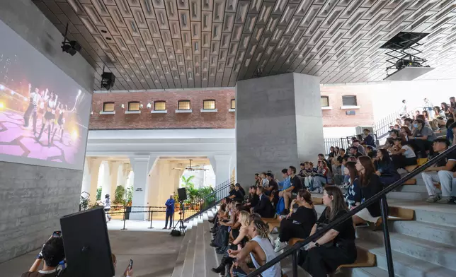 與近百位KOL、Now United粉絲及嘉賓雲集中環大館，共同見證新歌MV《Giddy Up》首播。