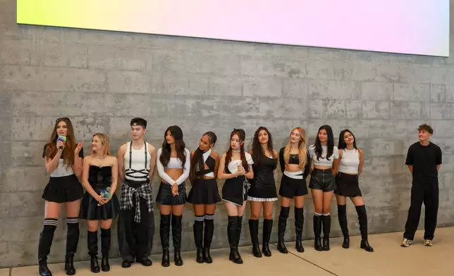 Now United及其舞蹈總監Nicky Andersen(右一)分享《Giddy Up》製作過程中的點滴與感受。