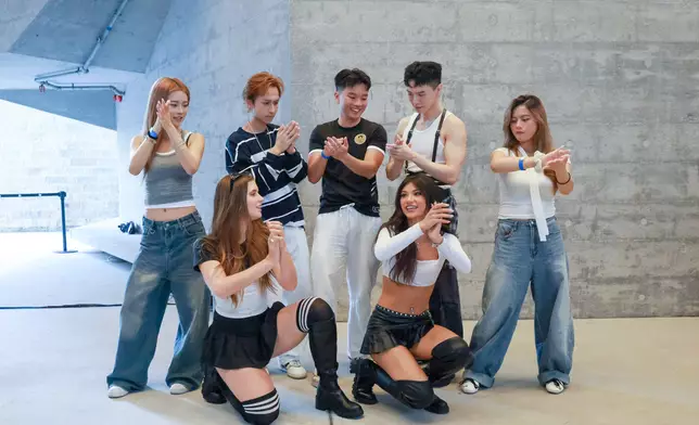 Now United其中一位忠實粉絲Norman(前)有幸與偶像一起跳舞互動，表現非常興奮。