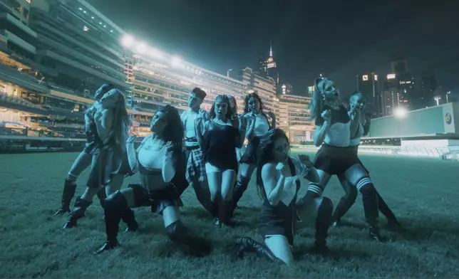 《Giddy Up》MV截圖