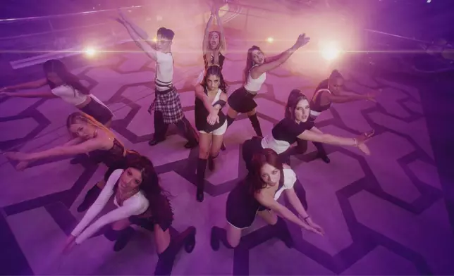 《Giddy Up》MV截圖