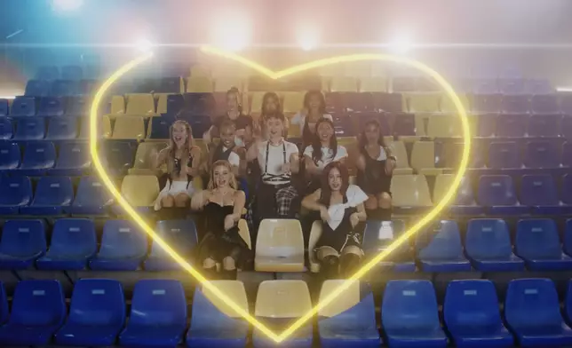 《Giddy Up》MV截圖