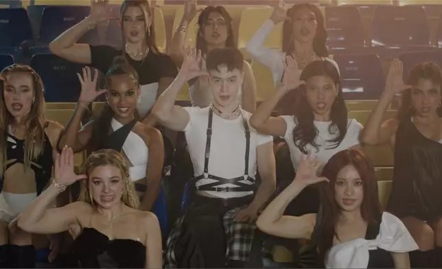 《Giddy Up》MV截圖