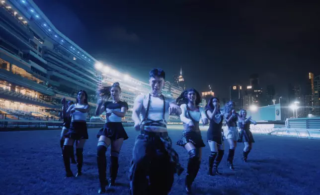 《Giddy Up》MV截圖