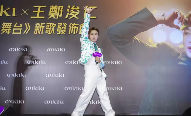 Rax親身示範型格行catwalk。