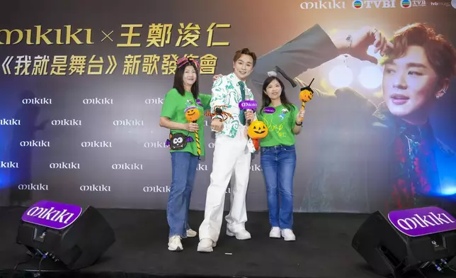 與粉絲大玩遊戲。