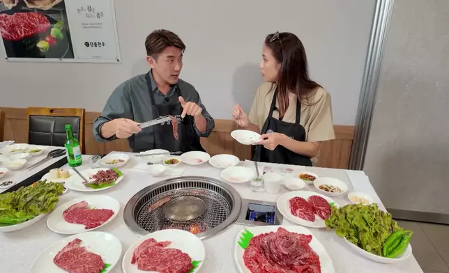 品嚐牛肉的滋味。