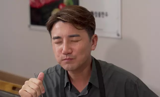 「食家」洪永城教路點燒韓牛：只要燒到少少燶、有少少紅就即刻食，同埋見到啲油開始滲出嚟。