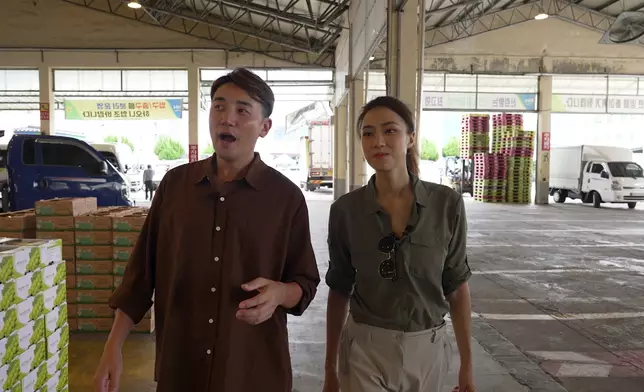 「好奇寶寶」Tiffany更在水果拍賣環節大顯身手，雖然語言不通，仍勇於嘗試。