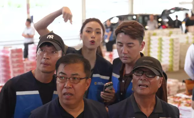 「好奇寶寶」Tiffany更在水果拍賣環節大顯身手，雖然語言不通，仍勇於嘗試。