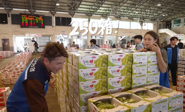 勁興奮的Tiffany：「恭喜你啊洪爺，我哋公司有好多水果食啊！」