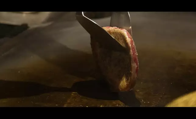 Tiffany更親自下廚煎韓牛扒張振朗。