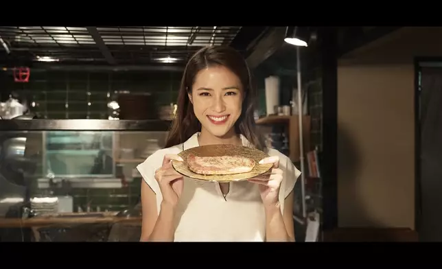 Tiffany更親自下廚煎韓牛扒張振朗。