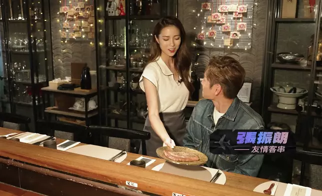 Tiffany更親自下廚煎韓牛扒張振朗。