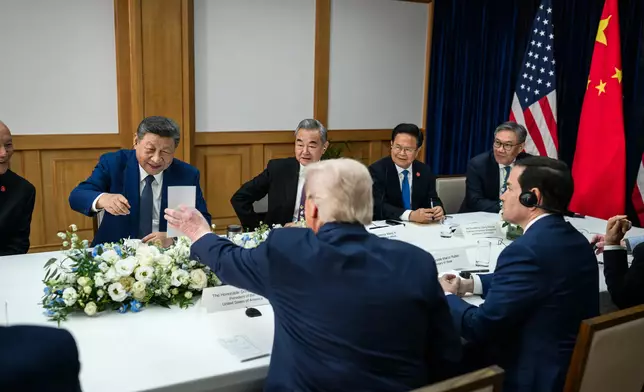 特朗普向習近平展示白卡紙。白宮官網圖片